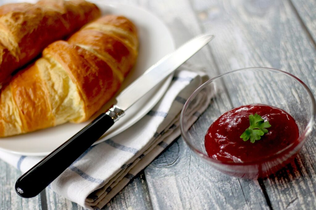 croissants, jam, breakfast-569075.jpg